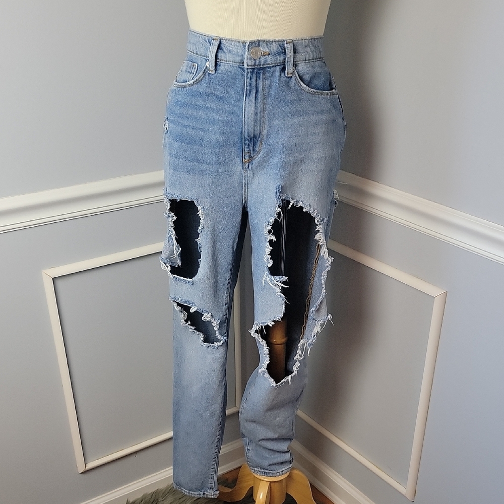 BDG | URBAN OUTFITTERS Mom High Rise Distressed Destroyed Light Wash Jeans 28